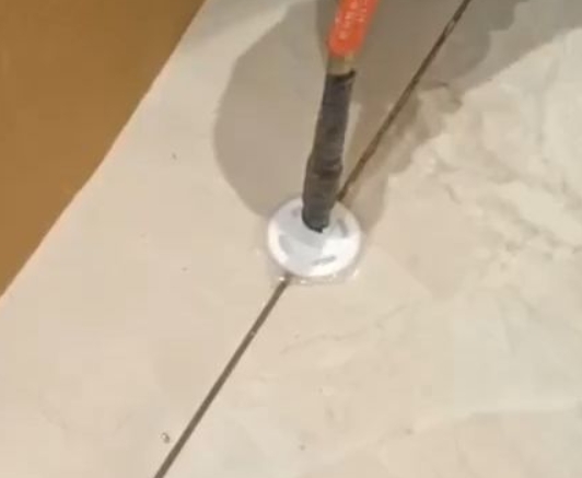 普兰瓷砖空鼓维修公司专业解答瓷砖在铺贴过程中，如果没有涂抹均匀到位的粘结材料（如水泥砂浆或瓷砖胶），可能会导致以下问题