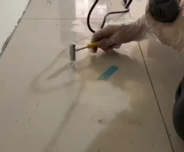 普兰瓷砖开裂维修公司专业分享瓷砖在铺贴前如果没有沥干水分，将会导致以下问题
